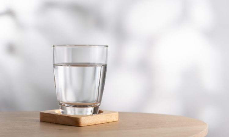 Uống nhiều nước sẽ giúp cơ thể loại bỏ độc tố tốt hơn